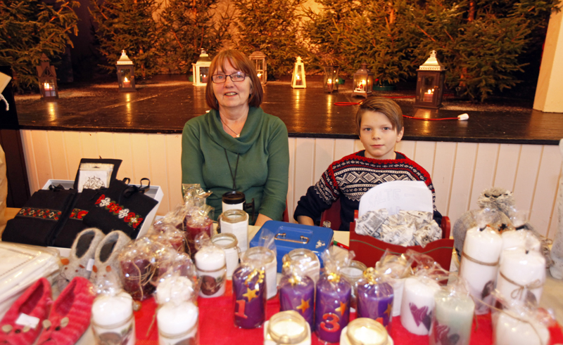 Arnhild Heimdal fikk hjelp av barnebarnet Erik Berg Heimdal på sin stand.