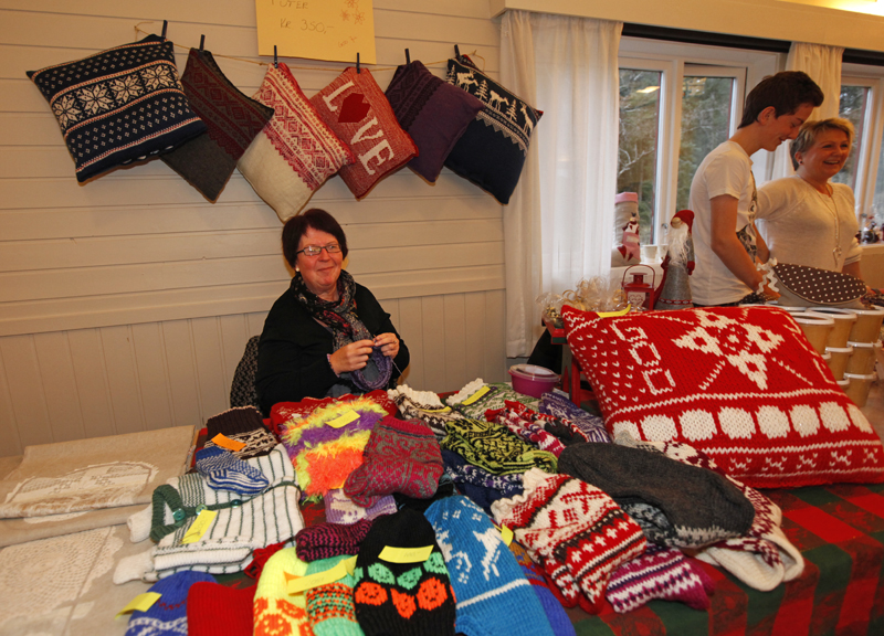 Britt Hustad strikker luer i sterke farger, som faller i smak hos de yngste.