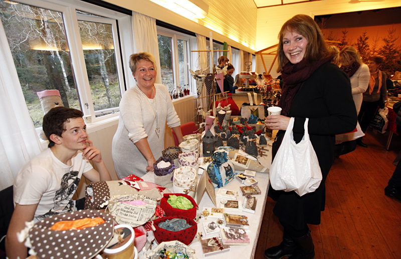 Sissel Bjørsvik Storholmen og sønnen Mathias solgte sydde produkter, og Sissel Hustad slo av en prat med sin navnesøster.