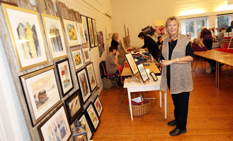 Vigdis Lein var på plass med nye malerier.