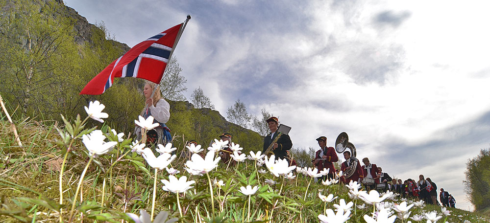 UTVORDA: Hvitveis og norske flagg hører med på 17. mai. (Foto: Sven Gust)