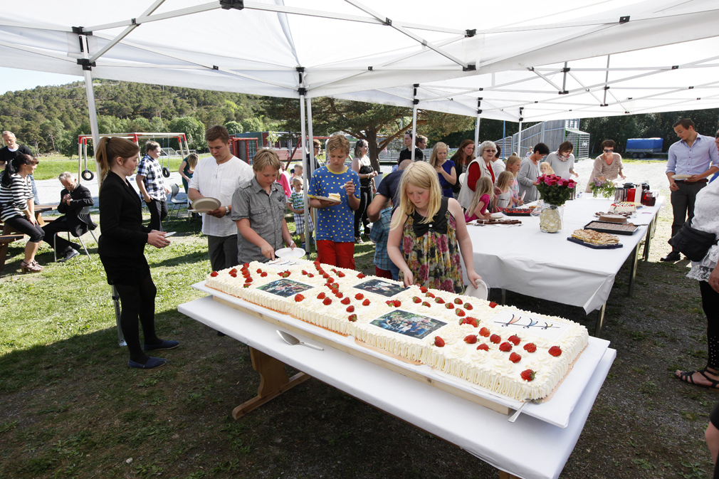 SKOLEJUBILEUM: Flatanger Montessoriskole feiret 10-årsjubileum med gedigen kakefest og jubileumsforestilling. 