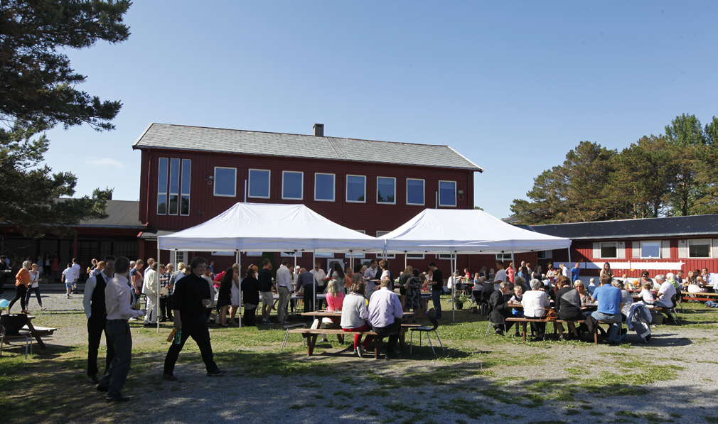 Det ble stor stemning og masse folk da Flatanger Montessoriskole feiret 10-årsjubileet med kakefest i skolegården.