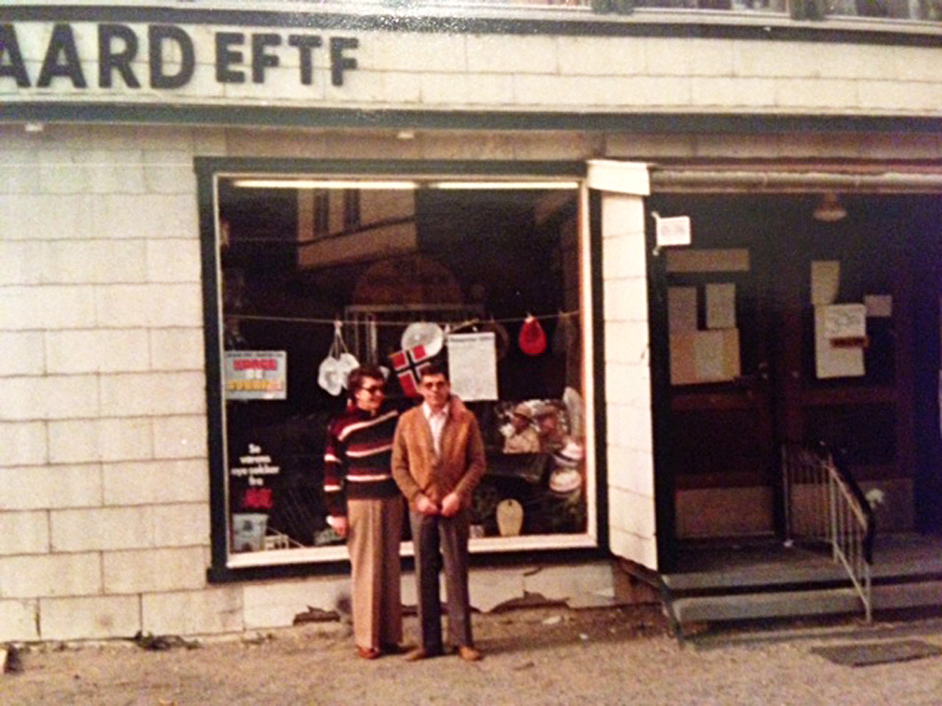 Tonny og Kåre Sørgaard foran butikken på Stranda. (Foto: Privat)