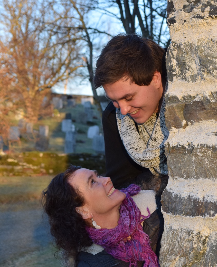 Til tross for stor aldersforskjell, har Kevin (22) og Wenche (44) funnet tonen. (Foto: Maria Andersen Vangli)