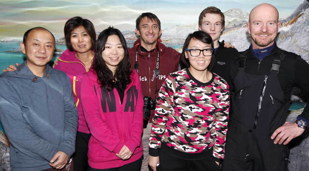 Reiseliv er i vekst i Kina, og nå kaster de sine øyne på Flatanger. Fra venstre: Jiang i Compass Travel, Jing Ling i PlusTour AS, Xialian Zheng i Conde Nast Traveler, Moiola Roberto i Conde Nast Traveler, Zhu Yiing i KBT Travel og Ola og Petter Thorsen i Wild Norway.