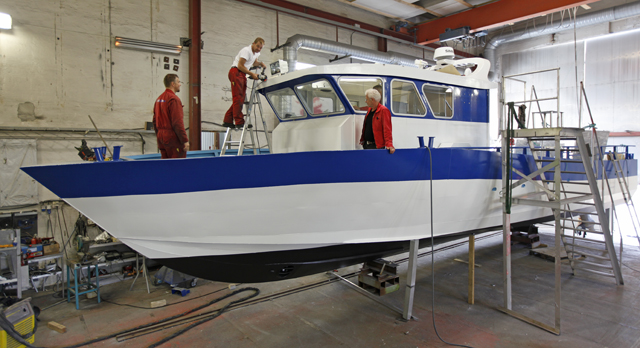 En hurtiggående dykkerbåt er under bygging på Folla Maritime. Terje Fallet, Kenneth Waldersløff og Jørn Havstein er i arbeid på båten.