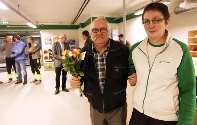 Hans Sved var første kunde og fikk blomster av Klara Aakervik.