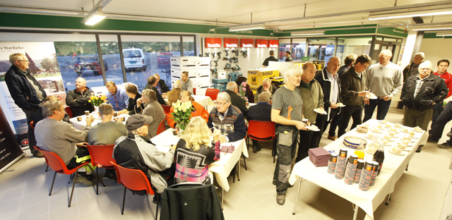 Masse folk møtte opp for å delta på åpningsfesten, der det ble servert kaffe og kake til alle.