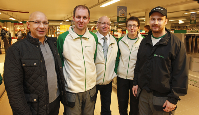 - Jeg er imponert over hva de har fått til, sier Jon Oldernes i Byggtorget (til venstre), om satsinga til Petter, kjell, Klara og Kjetil Aakervik.