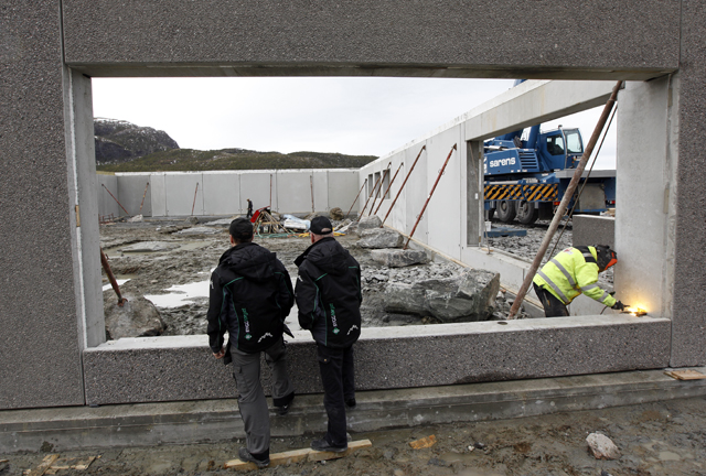 Kjetil og Kjell Aakervik titter inn i det som skal bli butikklokaler, men som nå er en byggeplass.