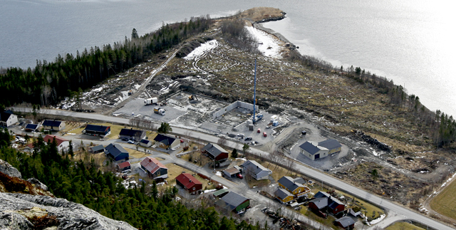 Slik ser byggeplassen ut fra Storfjellet. Området mellom Kjeminor og sjøen skal bli et nytt boligfelt.
