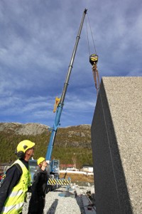 Bård Brøndbo (til venstre) og Niklas Wiik har jobben med å få betongelementene på plass.