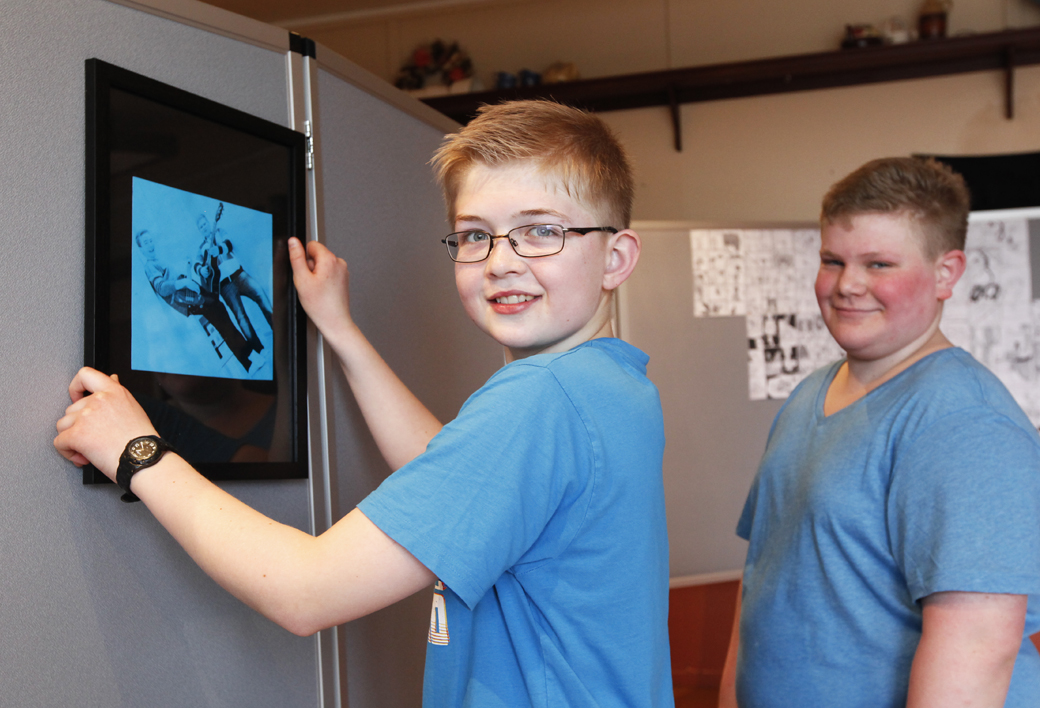 Simon og Tommy stiller med foto på utstillinga.