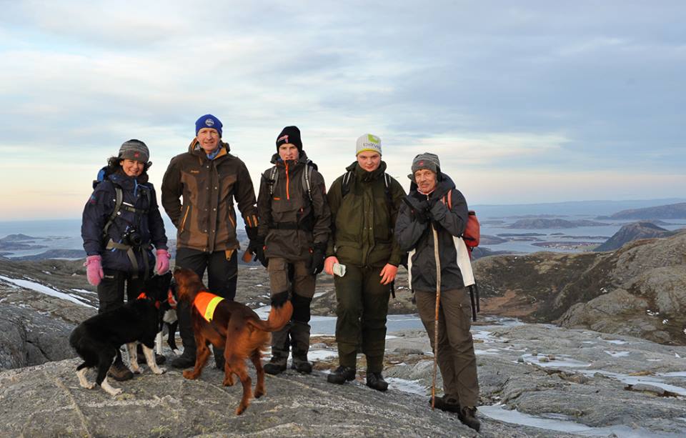 Ole Martin var på tur med denne gengen da han fant skiferkniven. Fra venstre: Wenche Anita Larsen Dahle, Ove Løfsnæs, Edvard Løfsnæs, Viktor Meland og Martin Klocke. Foran hundene Sinka, Shak og irsksetteren Juster. (Foto: Ole Martin Dahle) 