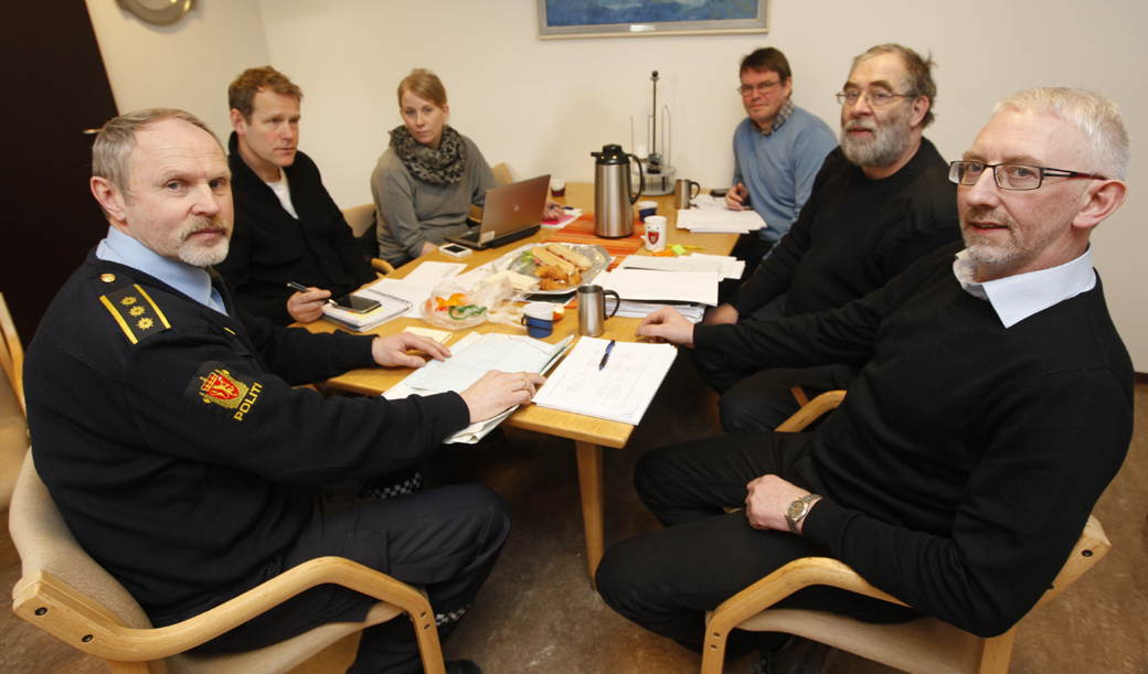 Kongebesøket planlegges av fra venstre: Lensmann Nils Roger Duna, kommunikasjonsrådgiver Robert Morberg og rådgiver Ingrid Soknes Aunet hos Fylkesmannen, rådmann Rune Strøm, brannsjef Hans Petter Haukø og ordfører Olav Jørgen Bjørkås.