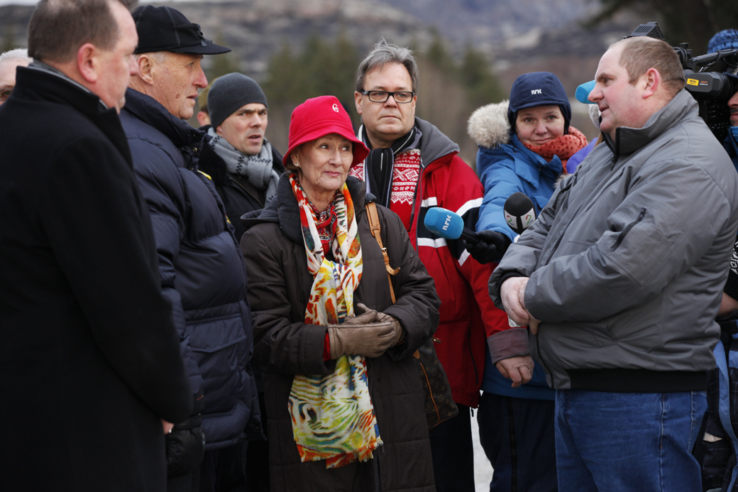 Kong Harald og Dronning Sonja kom til Hasvåg og Småværet bare fire dager etter brannen, og Åge Hasvåg orienterte om brannen.