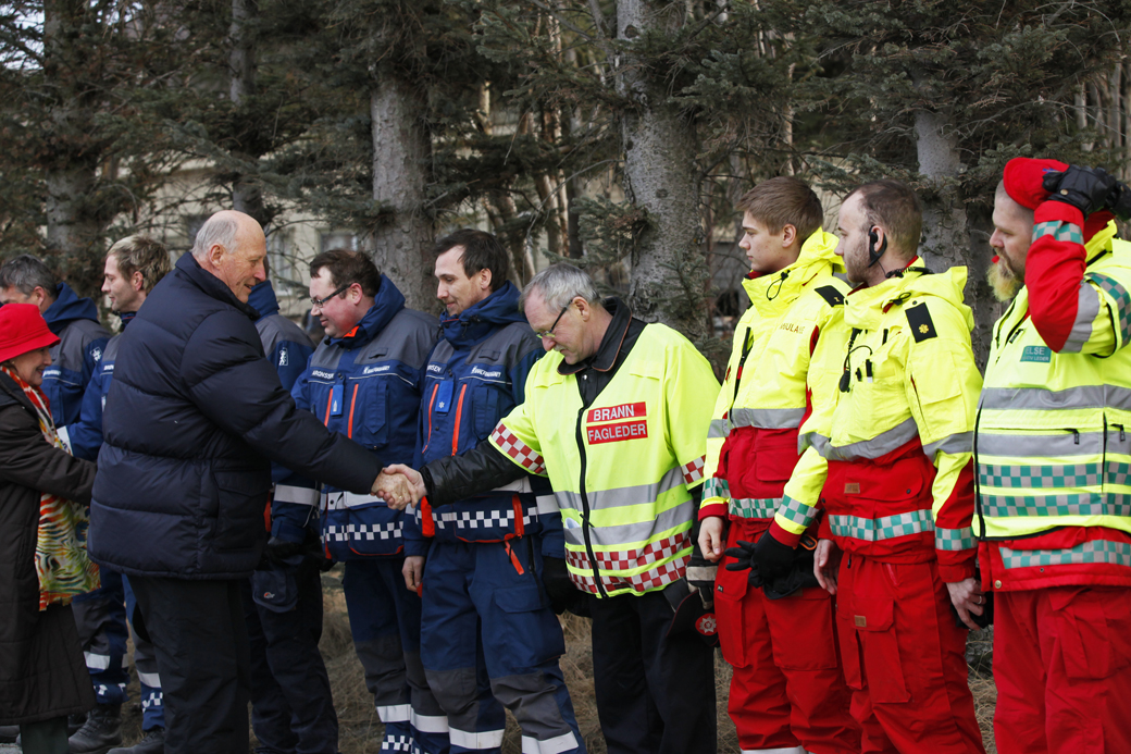HASVÅG: Kong Harald og dronning Sonja hilste på innsatspersonellet fra Sivilforsvaret, brannvesenet og ambulanse. Her hilser Kongen på varabrannsjef Halvor Trefjord.