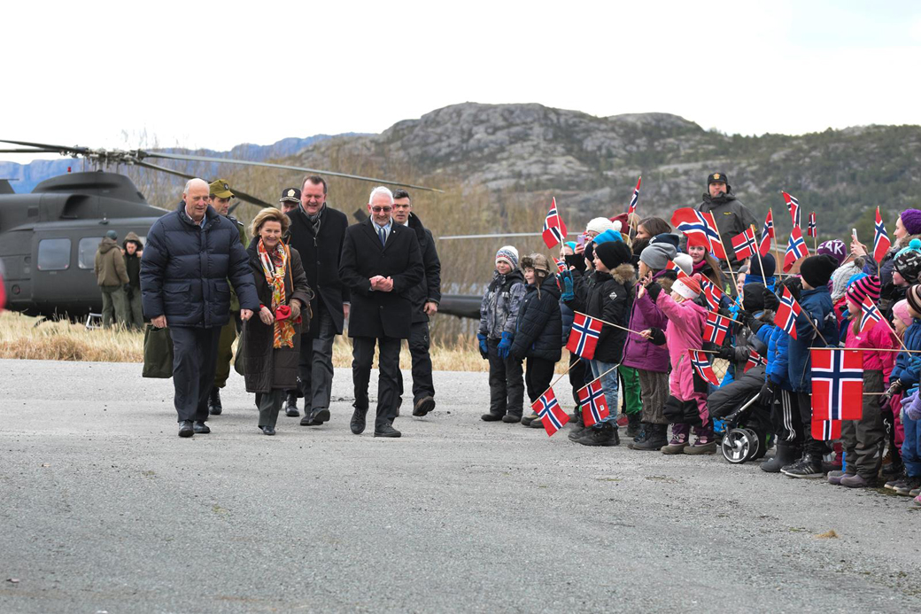 KONGEBESØK: Kong Harald og dronning Sonja ankom med helikopter til Lauvsnes skole, der de fikk en varm mottakelse av skoleelevene. Kongeparet hilste på brannmannskap og andre som deltok i aksjonen, og fikk en orientering om brannen, før turen gikk videre til Hasvåg. (Foto: Ole Martin Dahle)