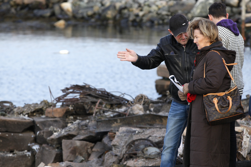 Nils Engbakken orienterer dronning Sonja om hvordan det så ut på Småværet før brannen la mesteparten av bebyggelsen i ruiner.