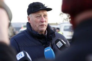 Kong Harald syntes det var fælt å se hvilke enorme ødeleggelser brannen hadde gjort på Sørnesset.