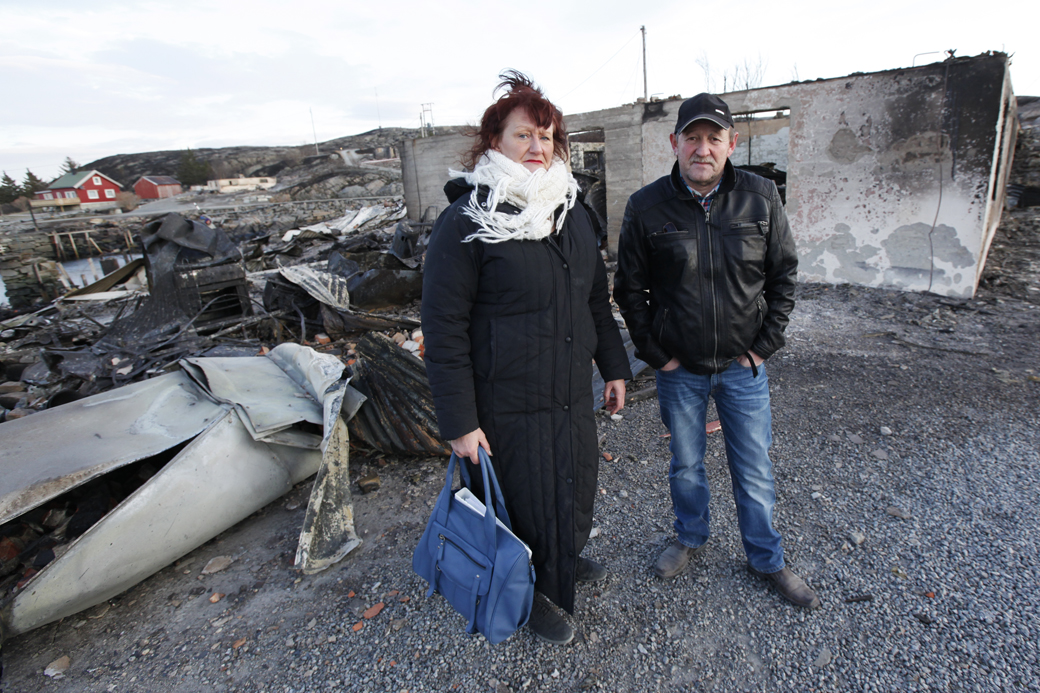 Lillian Mårvik Engbakken og Nils Engbakken mistet både hus og næring i brannen, men de er fullt innstilt på å bygge anlegget opp igjen.