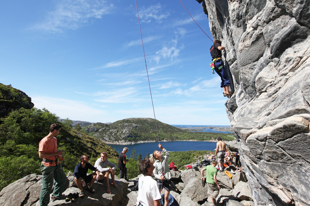 Klatrefestivalen er for alle, både erfarne og uerfarne. Og utsikten er ikke noe å klage på. Bildet er fra klatrefestivalen 2012.