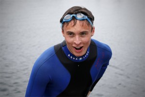 Håkon Lein Fuglår sliten og fornøyd med seier etter svømmeetappen.