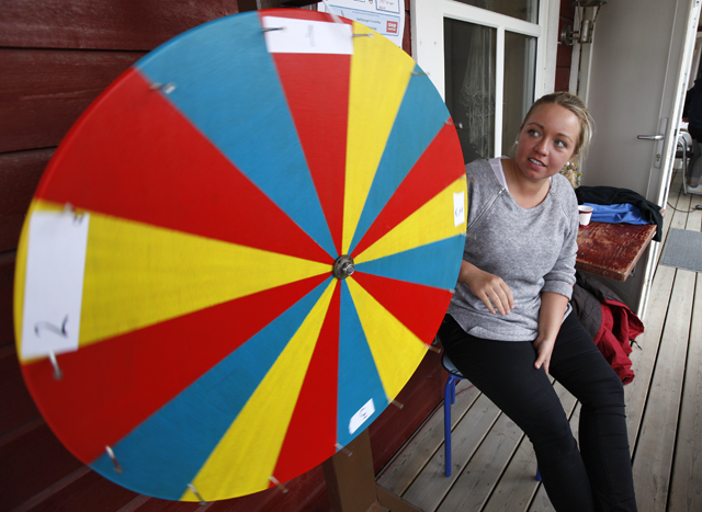 Thea Eian Lindseth svingte lykkehjulet, nytt av året, og laget av Svein Bjørsvik og Thea. - Det er solid laget, og svært populært, forteller hun.