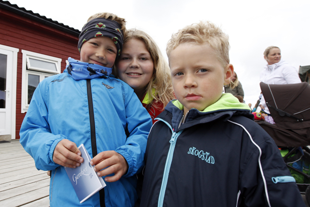 Hele 19,1 kilo fisk ble det på disse tre, som vant fiskekonkurransen. Fra venstre: Isak Henning Tettli, Thea Ystgård Jensen og Emil Henning Tettli.