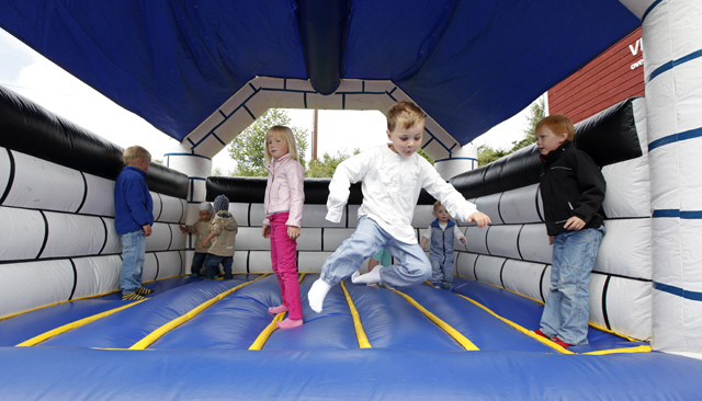 Hoppeslottet var populært blant de minste.