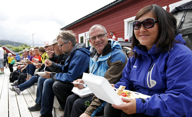 Line og Bjørn Lingen var to av 25 deltakere på søskenbarntreff, som besøkte Kystdagen og inntog et måltid på brygga.