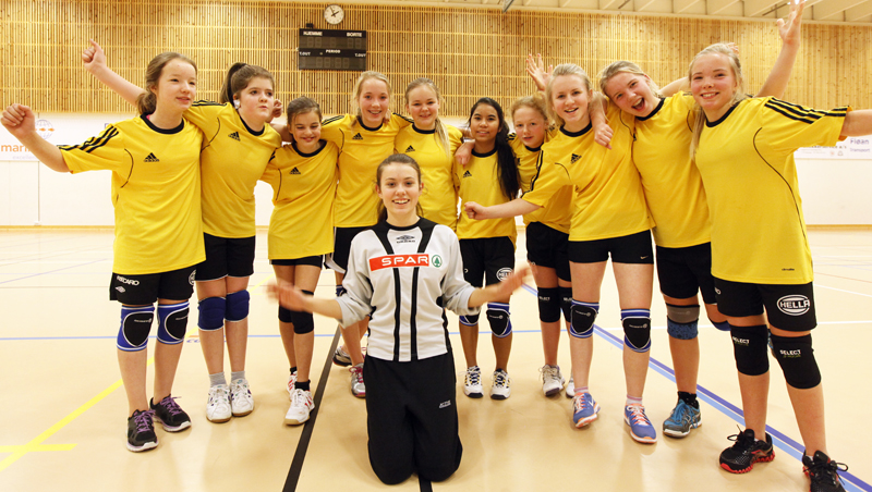 Et glad jentelag etter søndagens niende seier. Foran keeper Linde Bjørkås. Bak fra venstre: Bjørg Vedvik, Anna Bruheim, Ingeborg Waldersløff, Maren Kløven Lein, Susanne Aune Edvardsen, Pakjira Jairak, Astrid Havstein, Ester Einvik Dahle, Henny Kløven Lein og Sara Lein Fuglår.