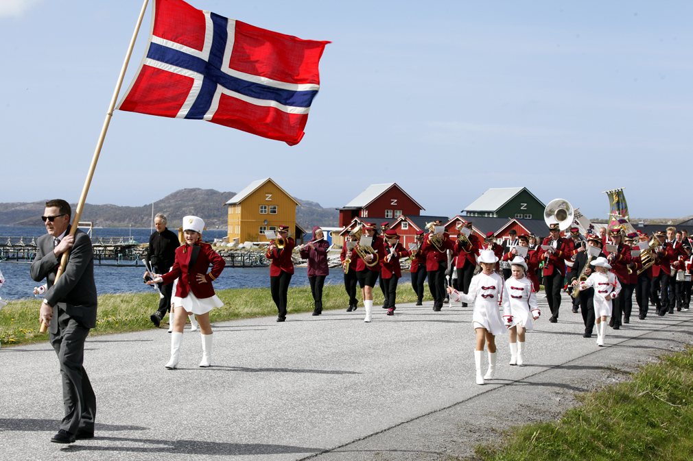 17. MAI: Nasjonaldagen ble feiret i strålende solskinn, men sterk vind. På Lauvsnes hadde Harald Bakken en stri tørn som flaggbærer.