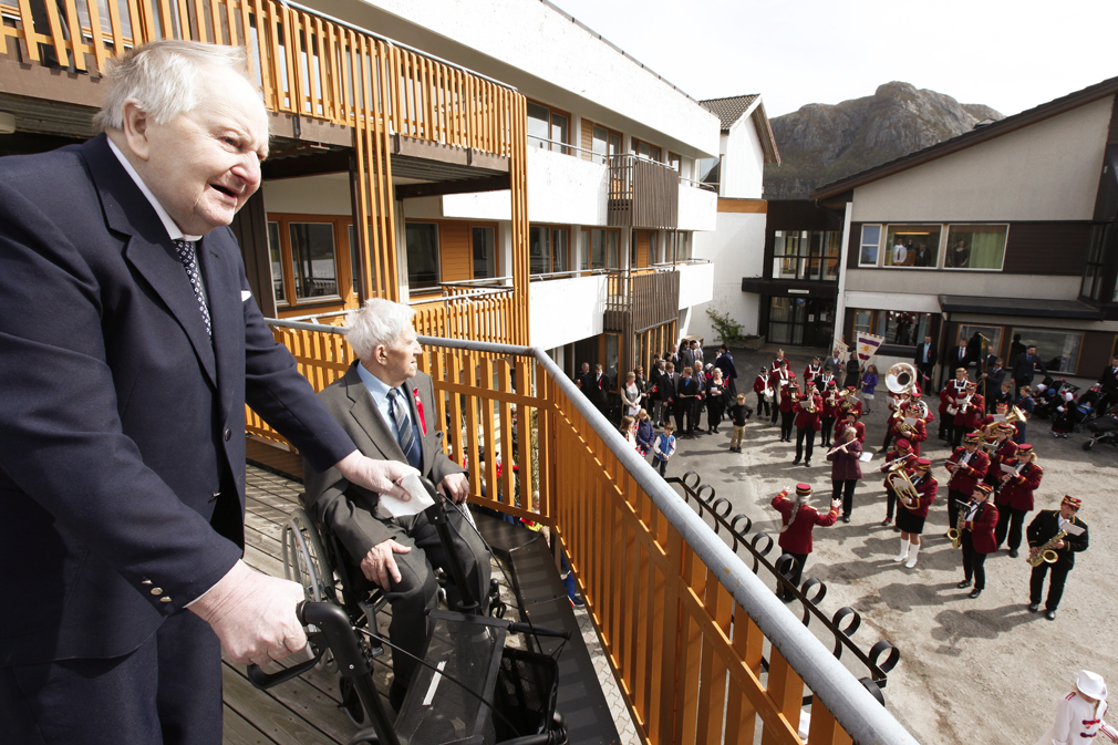 Arne Jacobsen (til venstre) og Steinar Fløan syntes det var flott å få besøk av 17.maitoget.