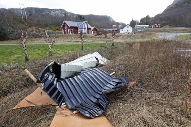Takplatene fra den nye hytta i Leite fly langt gjennom lufta.