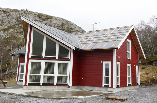 Den nye hytta i Leite ved Einvika ble uten halve taket i stormen.