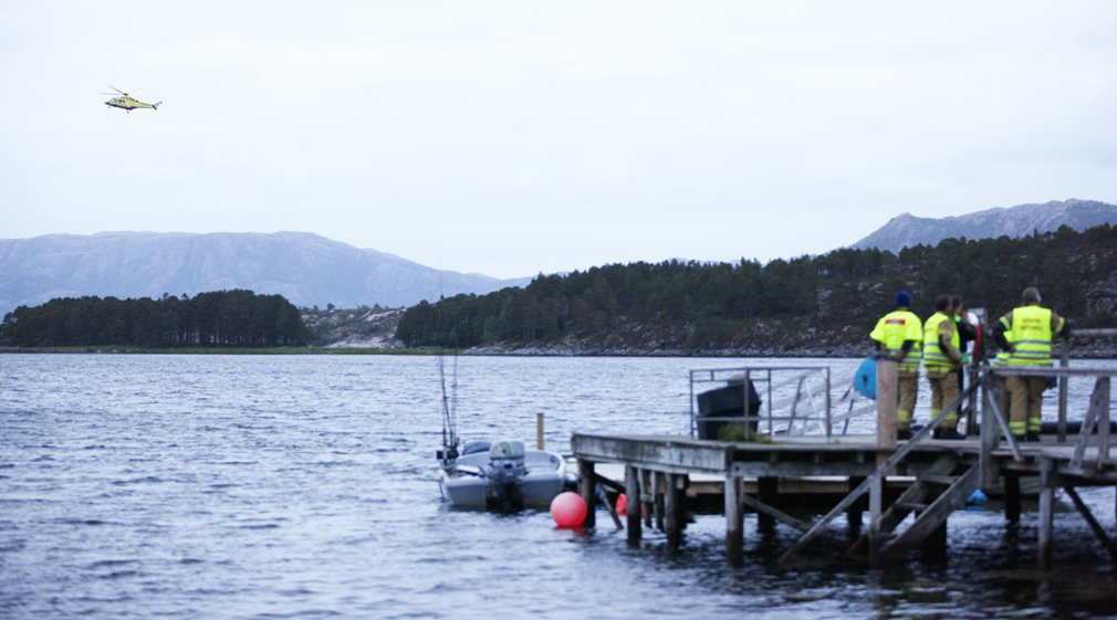 Et ambulansehelikopter og et Seaking redningshelikopter søker rundt midnatt i Namsenfjorden utenfor Ledang.