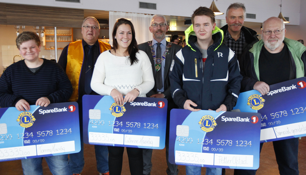 Lions sørget for gavedryss i Flatanger mandag. Fra venstre: Tommy Hasvåg, Øivind Ramstad i Namsos Lions, Cathrine Trana, ordfører Olav Jørgen Bjørkås, Petter Ofstad, Odd Uran og Øyvind Mårvik.