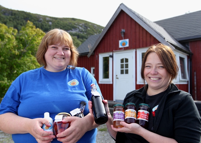 Lisbeth og Aase Kristin utenfor masstua