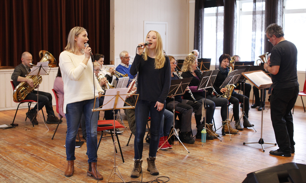 Ida-Magrit Lindstad Angen og Maren Kløven Lein er de lokale "Bobbysocks" når Flatanger musikkforening inviterer til Grand Prix-aften.