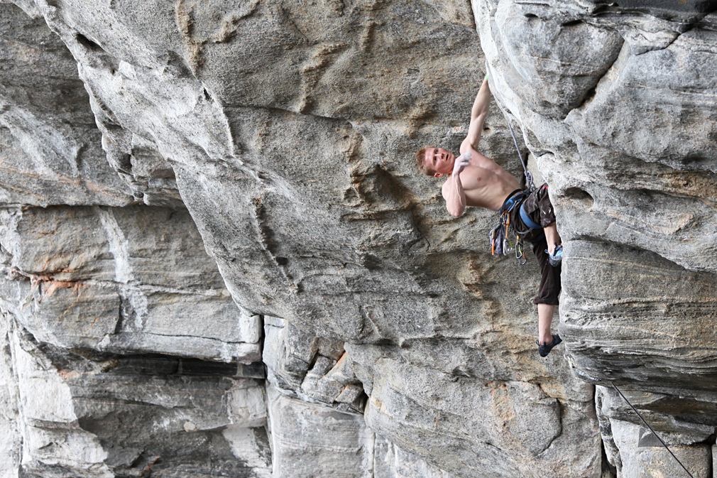 Norges beste sportsklatrer, Magnus Midtbø, kommer til Flatanger og skal konkurrere mot Erik Grandelius og Daniel Jung.