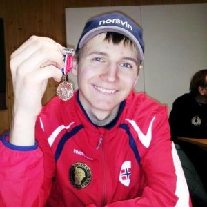 Michael Strøm med sølvmedaljen fra NM i luftpistol. (Foto: Inger Vedvik)