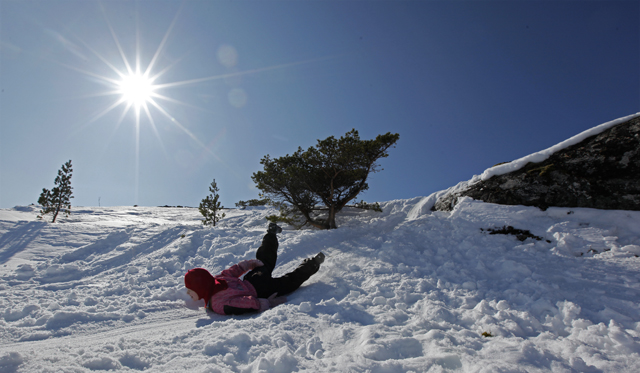 Lørdag 13. april var det fullt mulig å lage akebakke på Middagsfjellet på Vik. Men nå slipper heldigvis vinteren taket.