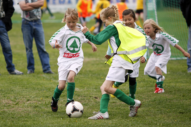 Ingen var redd for å gå i taklinger - selv om to av lagene jentene møtte, besto av bare 4.klassinger.