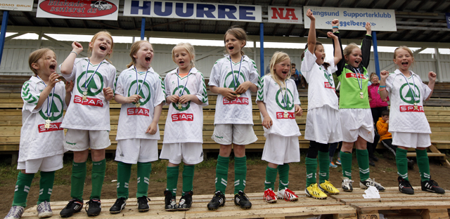 Jentene på seierspallen etter å ha fått medaljene.