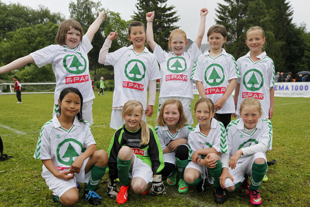 Flatangers minijenter, foran fra venstre: Sara, Thea, Oda, Irene og Ariel. Bak fra venstre: Helga, Ylva, Hanne, Oda Emilie og Astri.