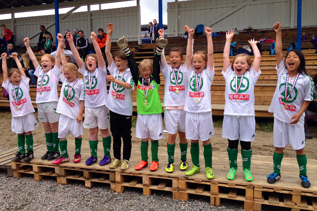 FOTBALLCUP: Flatangers minijenter jublet for medaljer under Minicupen på Bangsund. Jentene vant to av tre kamper.