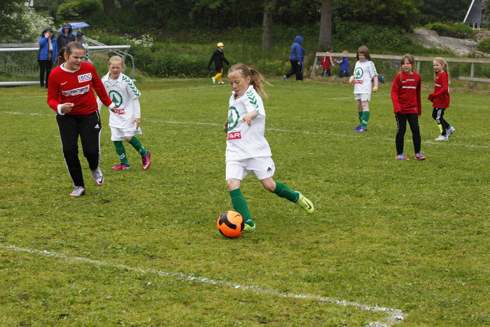 Astri dribler seg framover på banen.