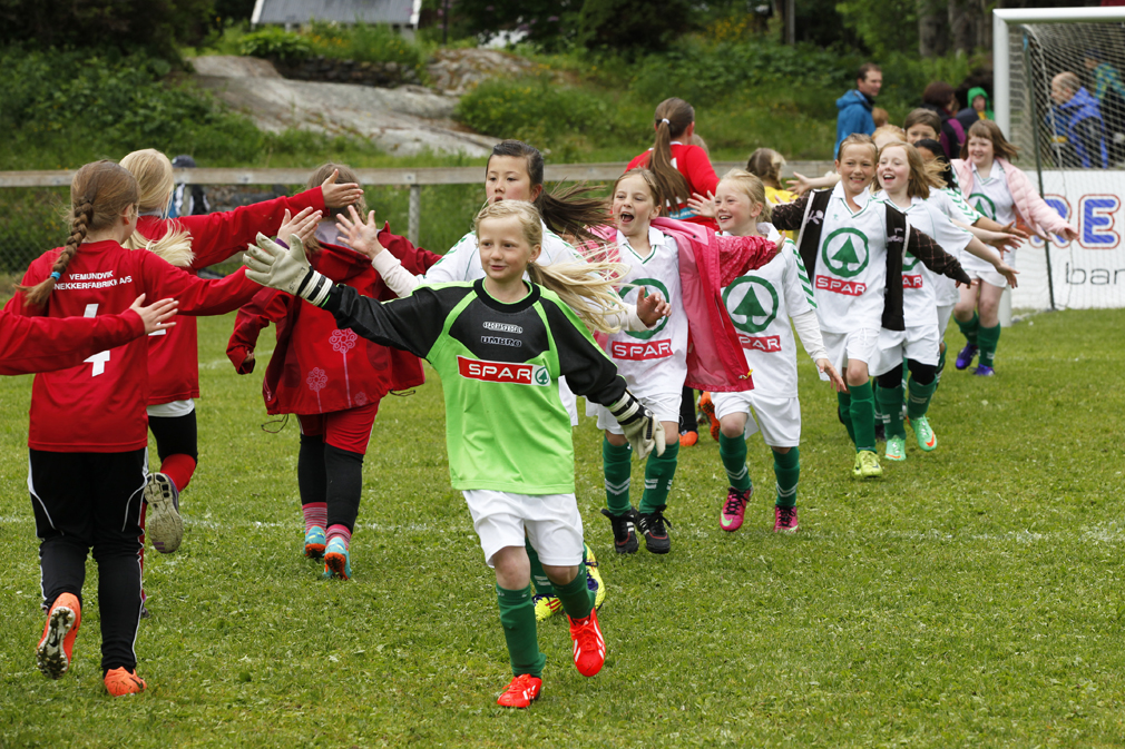 Flatanger-jentene takket Vemundvik for kampen, etter 4-0-seieren.
